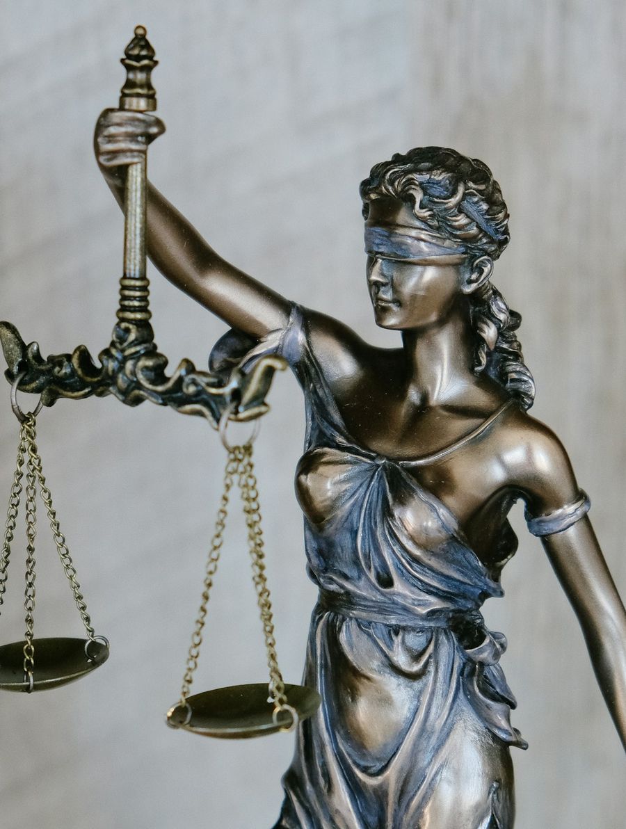 Estatua de la justicia con balanza